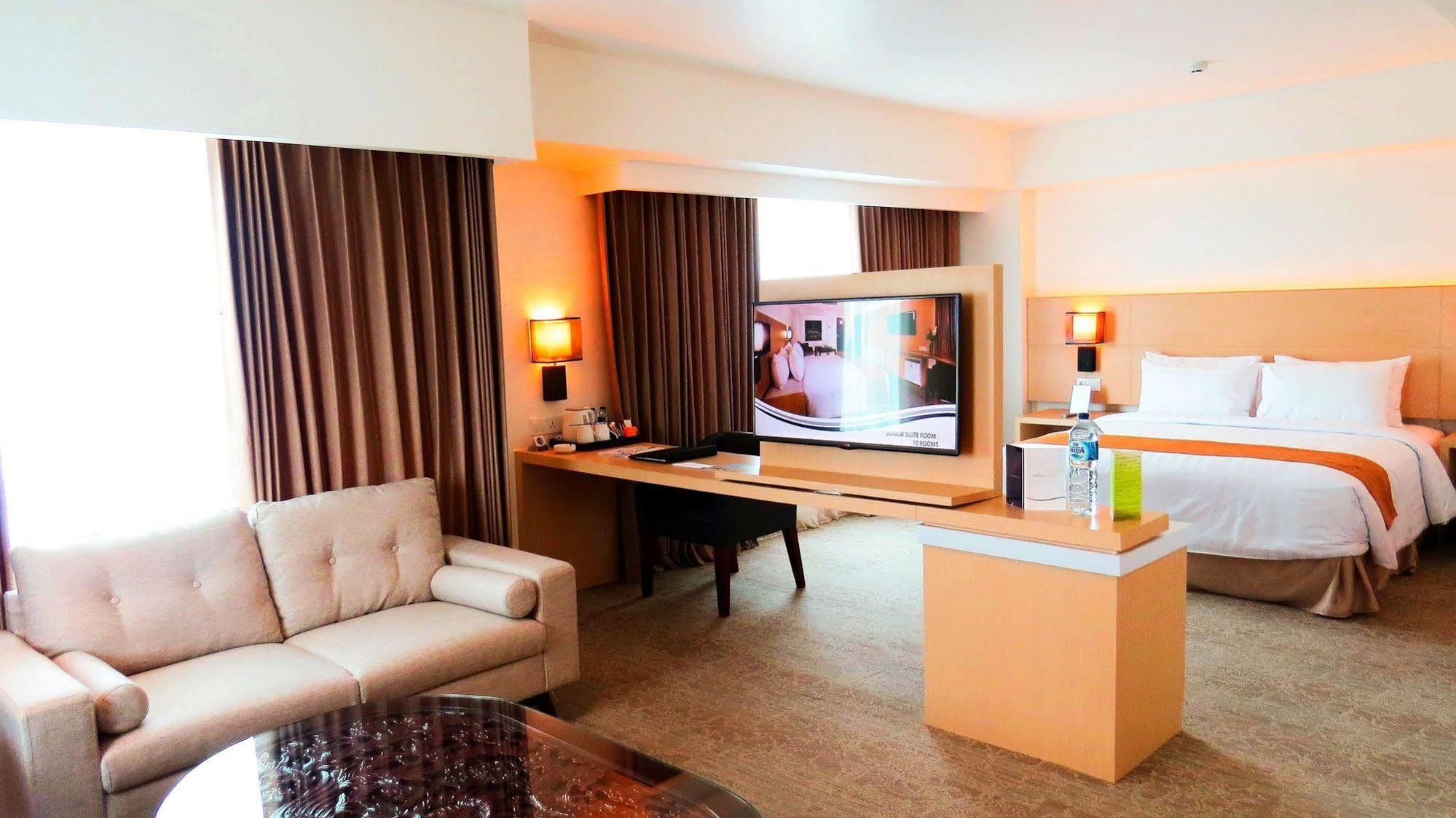 Golden City Hotel And Convention Center - Chse Certified Semarang Extérieur photo