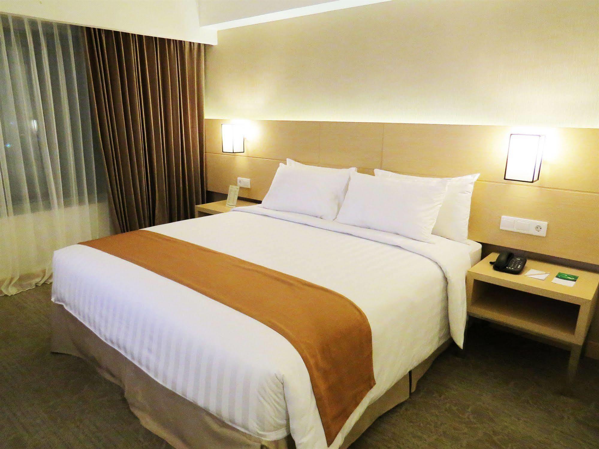 Golden City Hotel And Convention Center - Chse Certified Semarang Extérieur photo