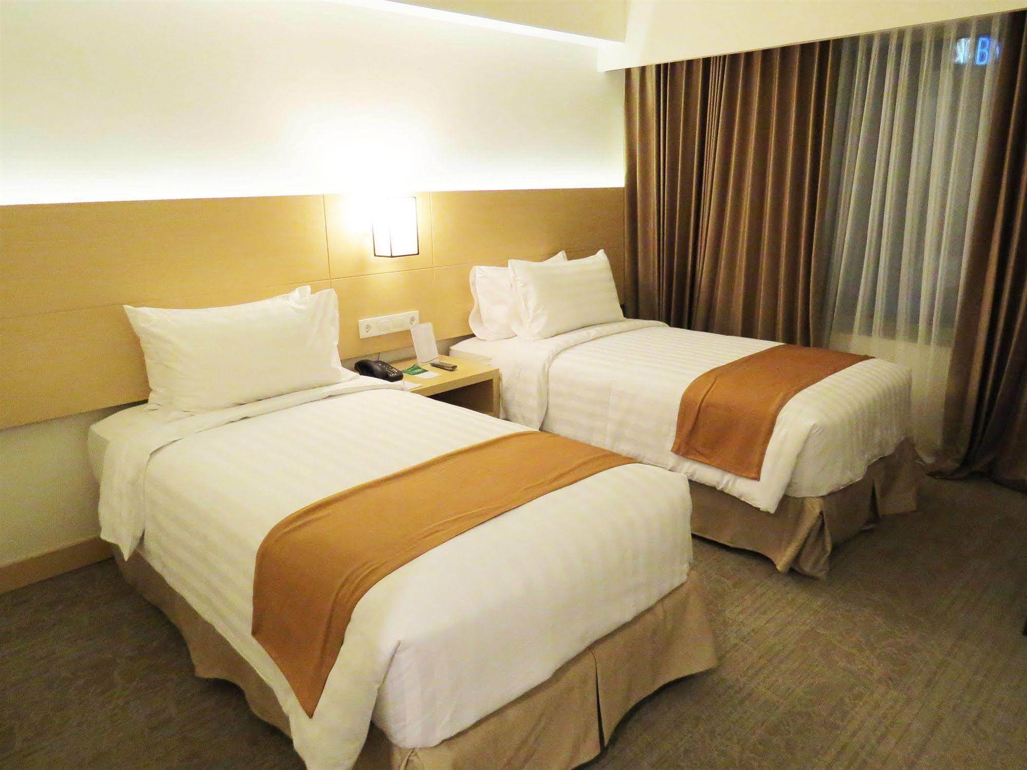 Golden City Hotel And Convention Center - Chse Certified Semarang Extérieur photo