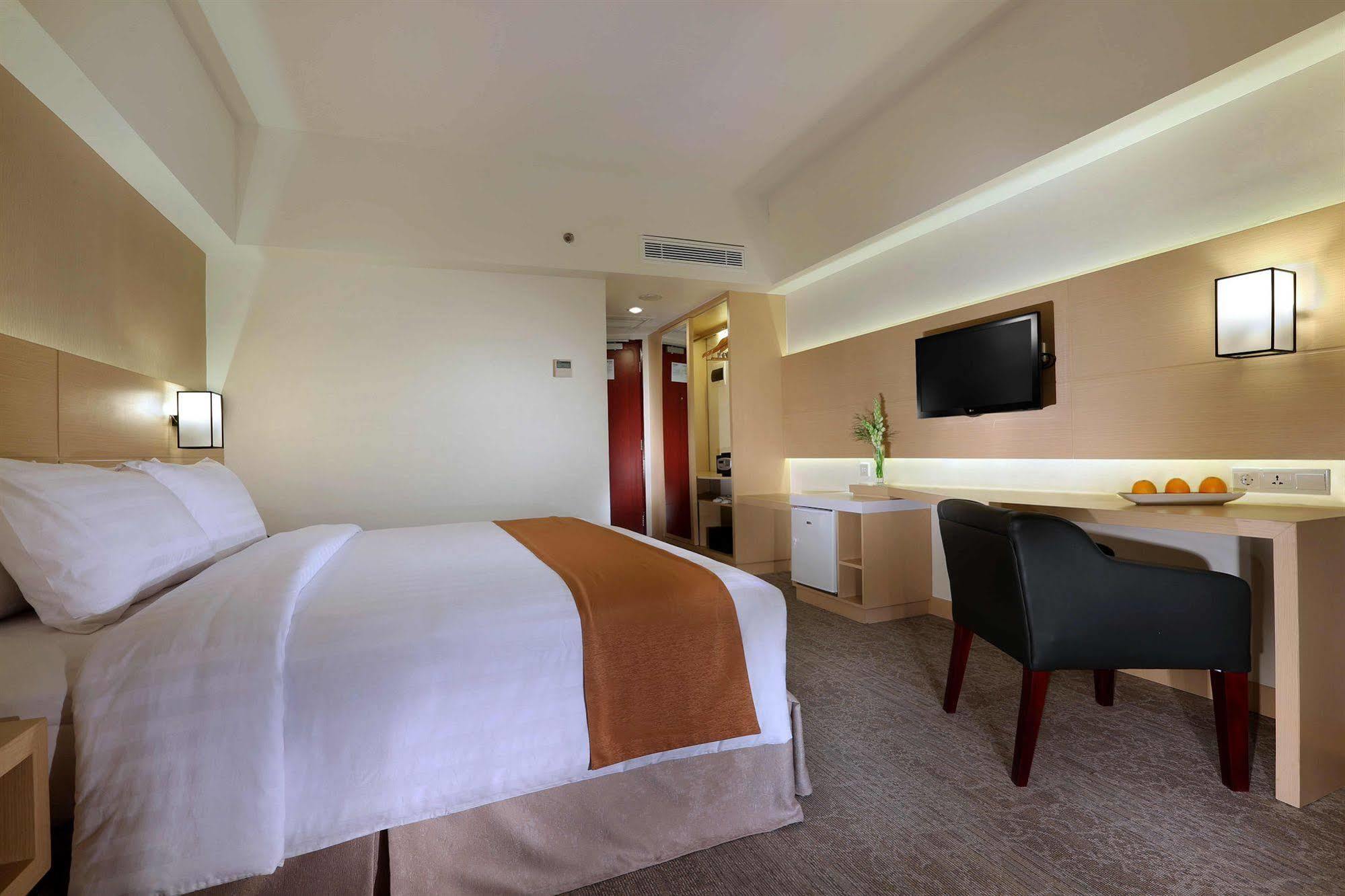 Golden City Hotel And Convention Center - Chse Certified Semarang Extérieur photo