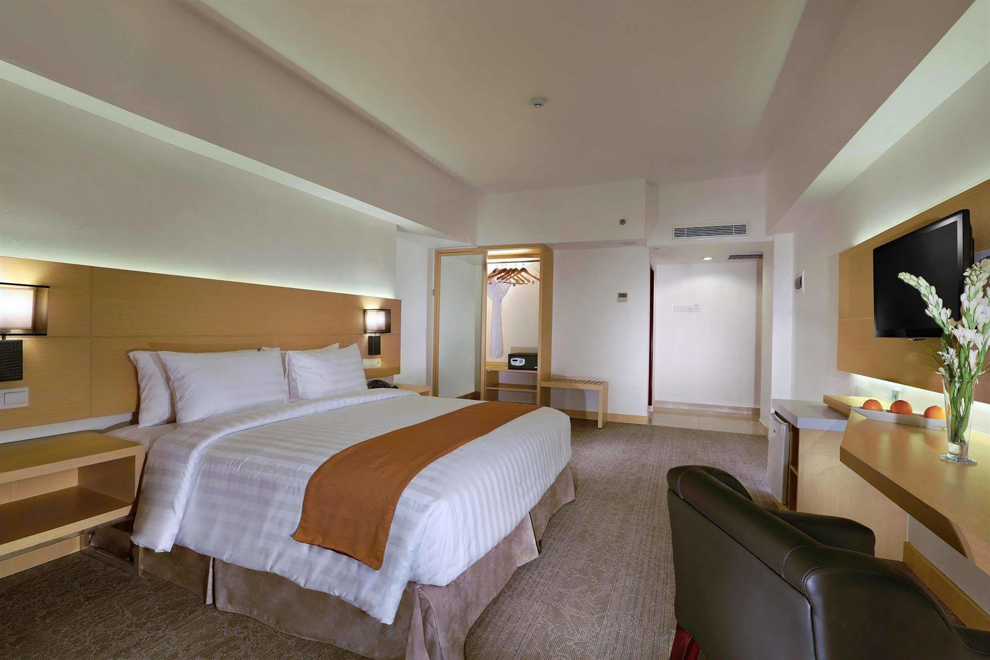 Golden City Hotel And Convention Center - Chse Certified Semarang Extérieur photo