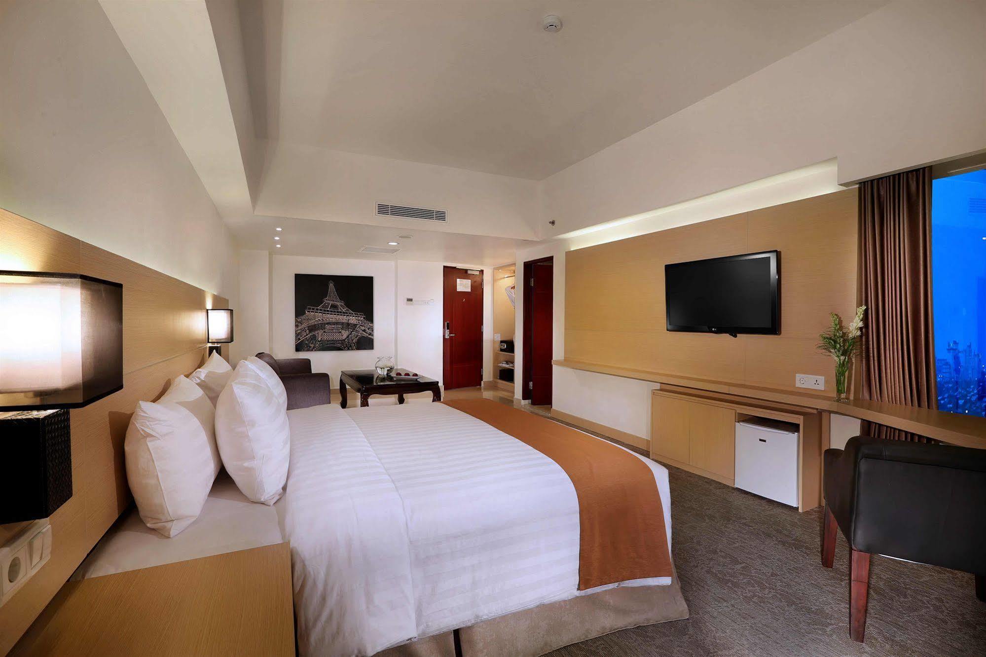 Golden City Hotel And Convention Center - Chse Certified Semarang Extérieur photo