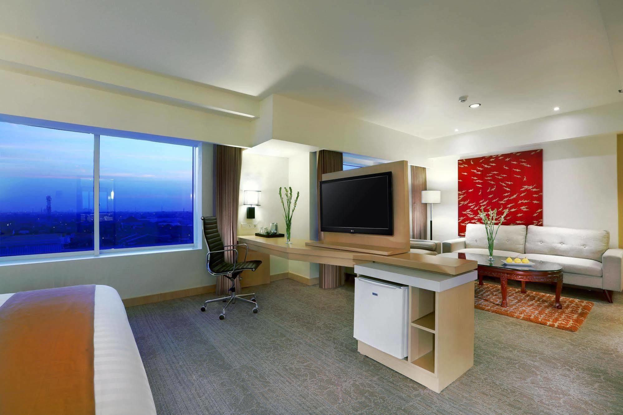 Golden City Hotel And Convention Center - Chse Certified Semarang Extérieur photo