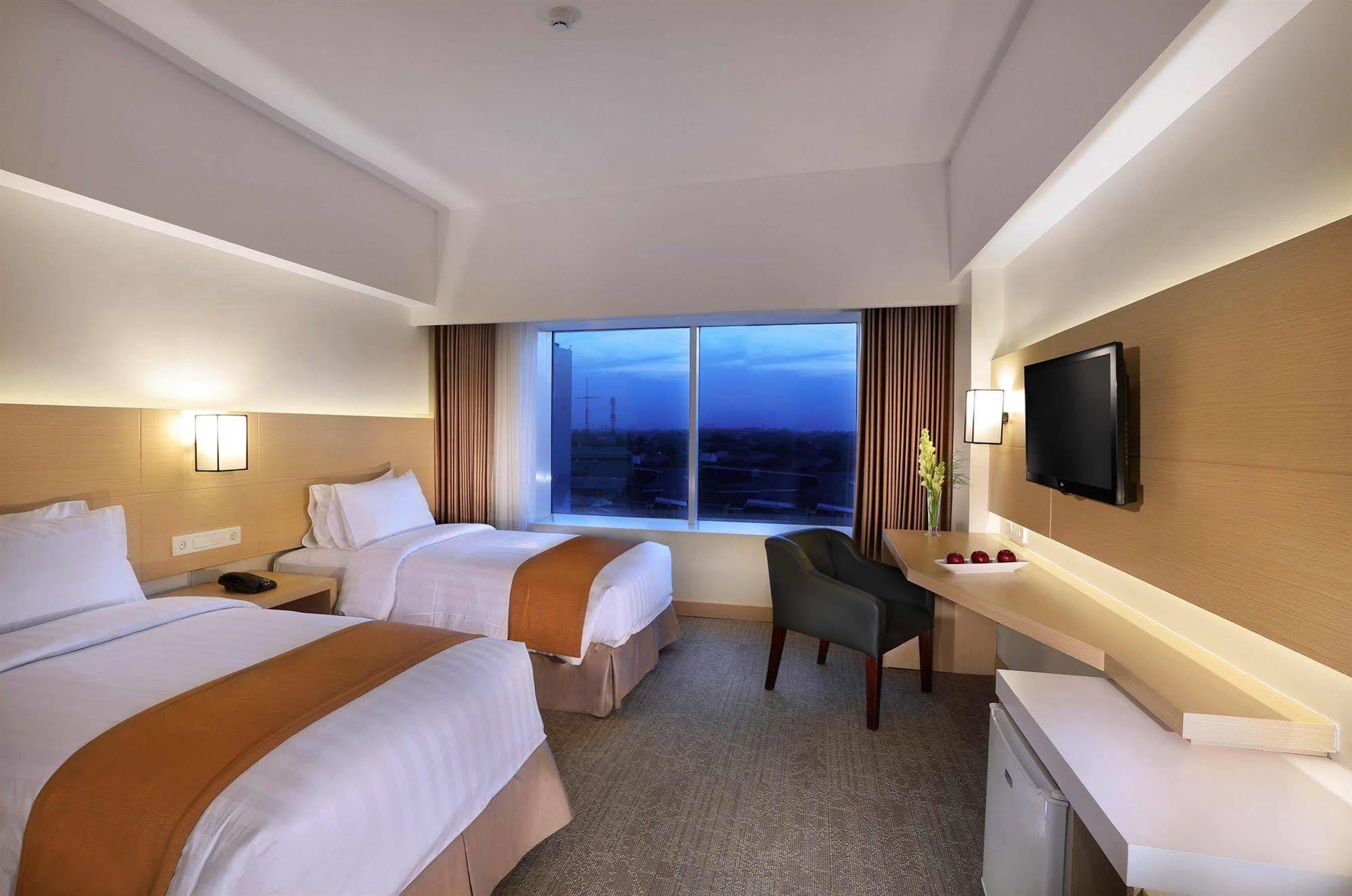 Golden City Hotel And Convention Center - Chse Certified Semarang Extérieur photo