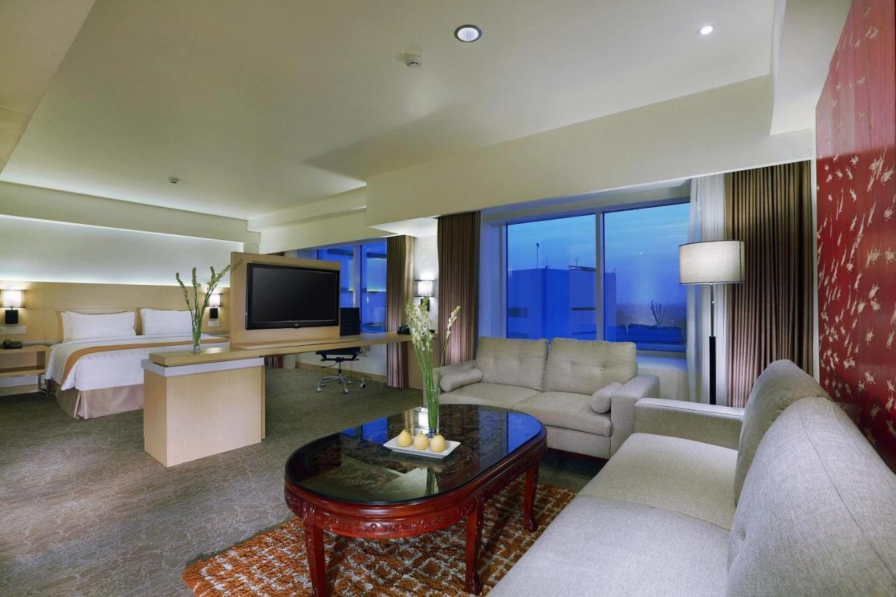 Golden City Hotel And Convention Center - Chse Certified Semarang Extérieur photo